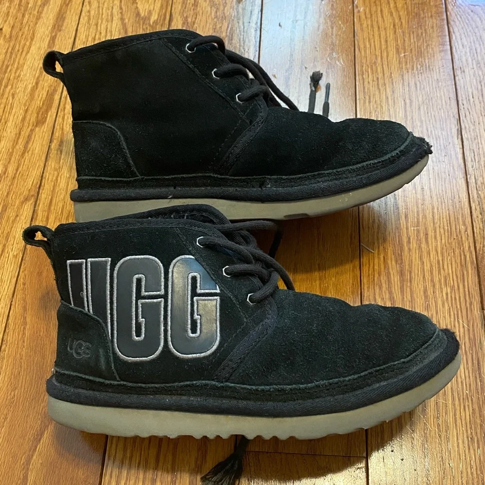 Girls Kids' UGG Neumel Graphic Outline Chukka Boots Suede Black Gray Size 3